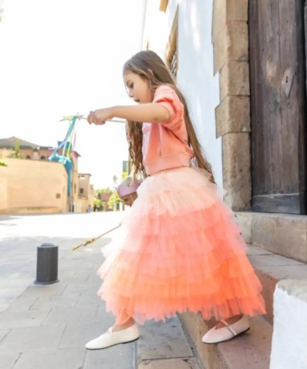 Petite fille portant la Jupe froufrous Orange de Ratatam