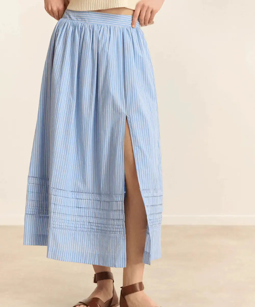 Jupe coupe midi à rayures bleues et blanches avec bas ornementé de plis plats délicats 