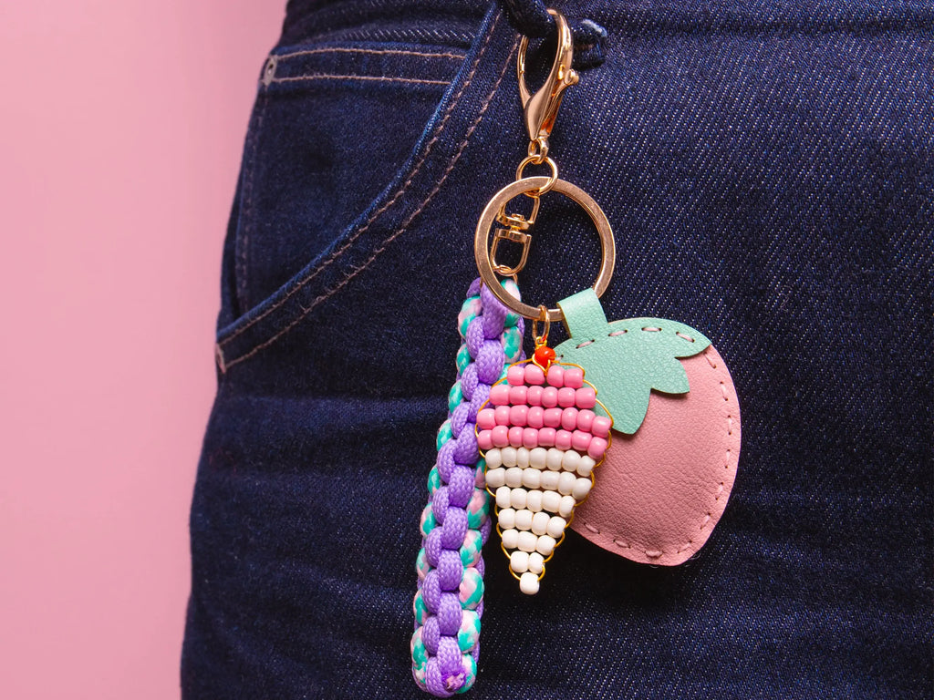 Bag charm Strawberry Milk réalisé avec le kit Pshiiit