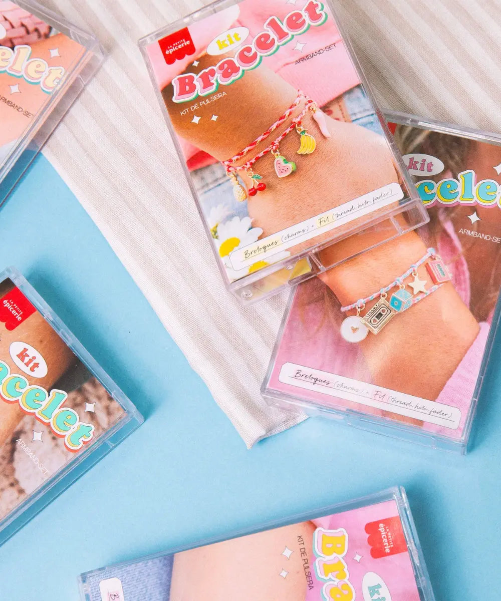 Kit créatif bijou cassette audio Love Song Vol 9 La Petite Épicerie avec breloques dorées et cordon.