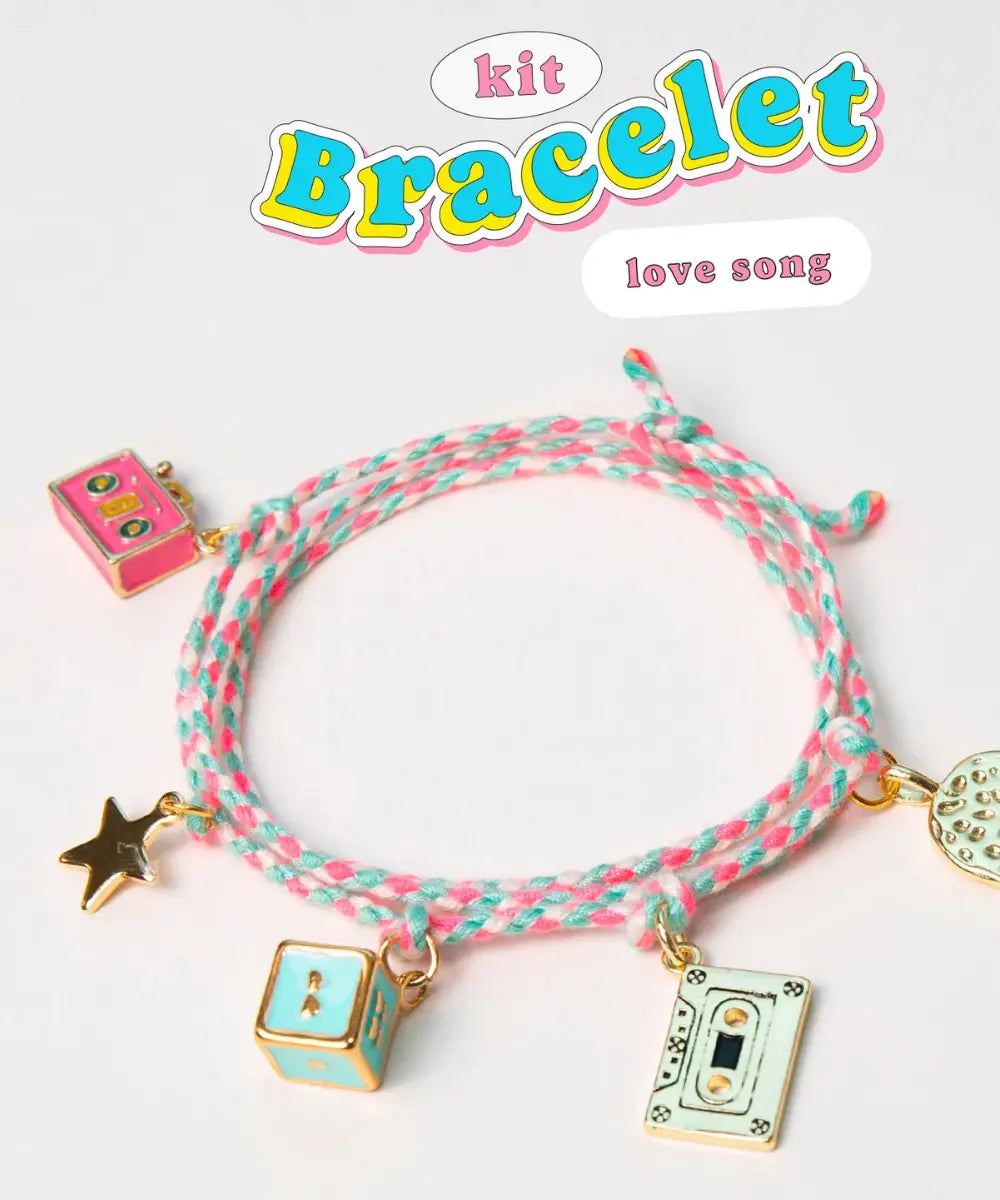 Kit créatif bijou cassette audio Love Song Vol 9 La Petite Épicerie avec breloques dorées et cordon.