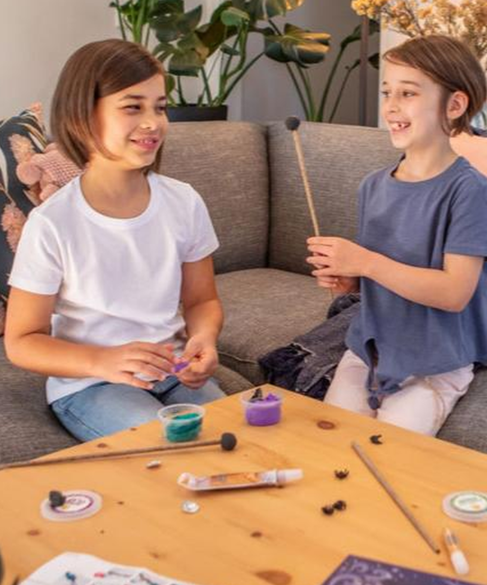 Enfant de 7 ans en train de réaliser le Kit créatif de baguettes magiques de Tiger Tribe