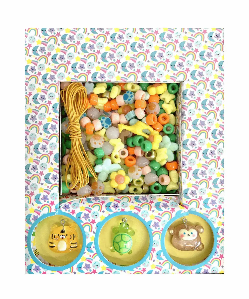 Vue zoomée des perles contenu dans le kit créatif Mes Premiers Bijoux Animaux de Auzou