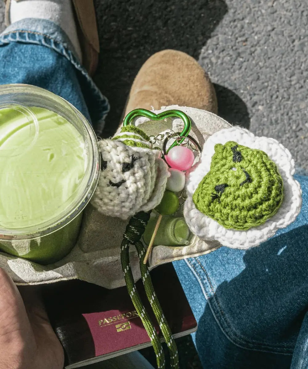Porte-clés du Kit Crochet DIY Bag Charms, Matcha Club de La Petite Épicerie réalisé et accroché à un sac