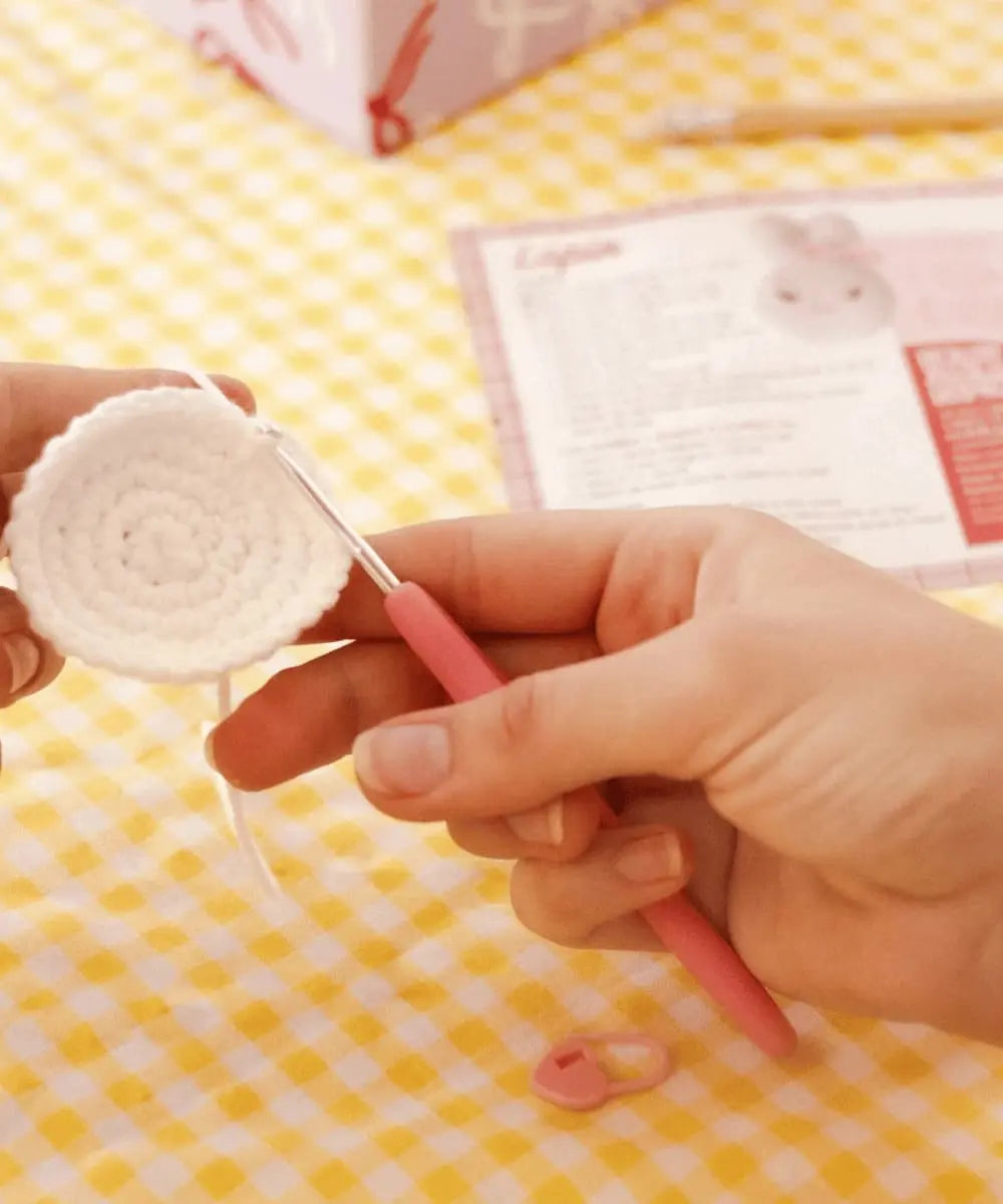 Femme en train de réaliser le Kit Crochet DIY Bag Charms, Matcha Club de La Petite Épicerie