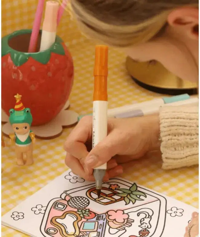 Mise en situation de coloriage avec les feutres professionnels du kit créatif.