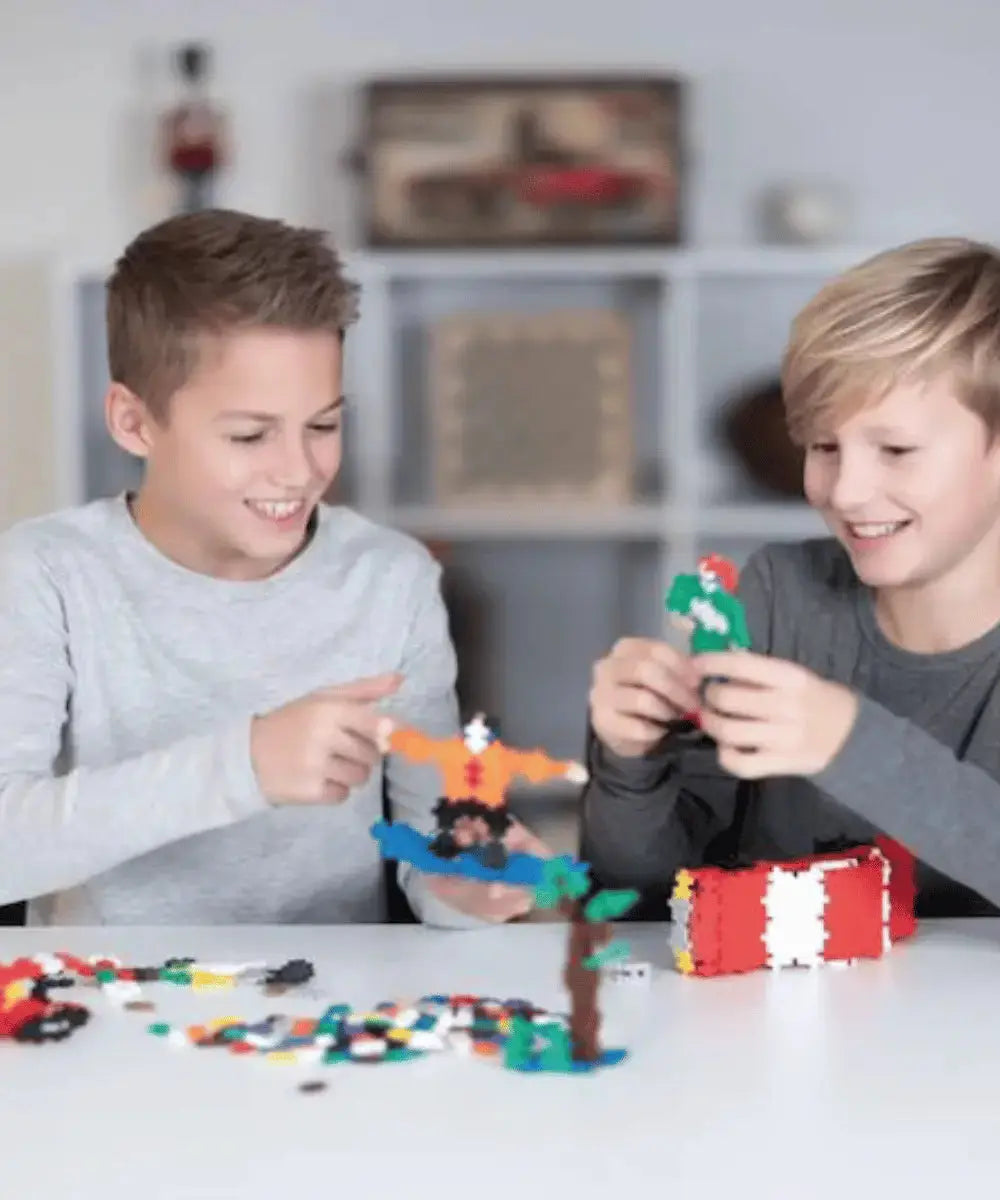 Enfant créant un personnage articulé avec les pièces Néon et Basic.