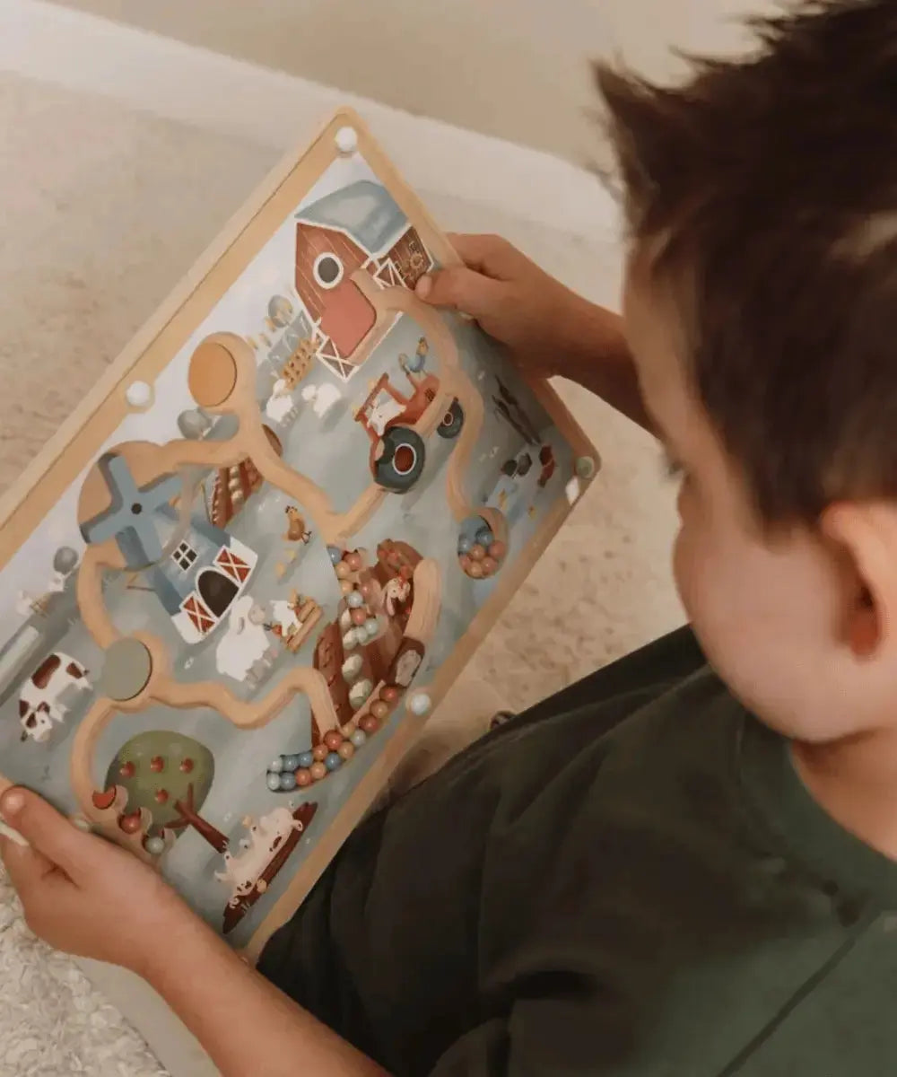 Enfant jouant avec le labyrinthe magnétique Little Farm de Little Dutch