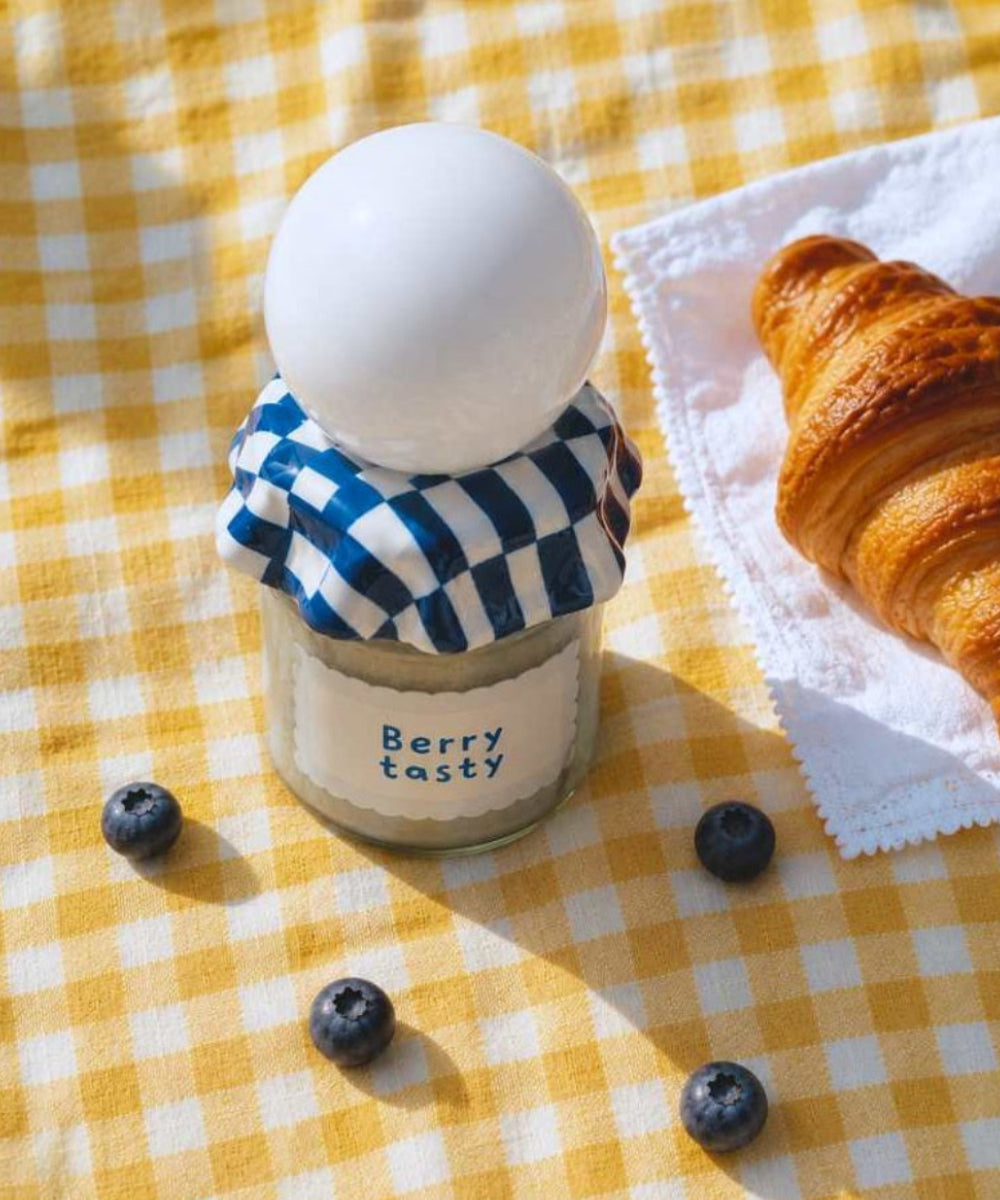 Lampe confiture Berry Tasty allumée dans une ambiance colorée