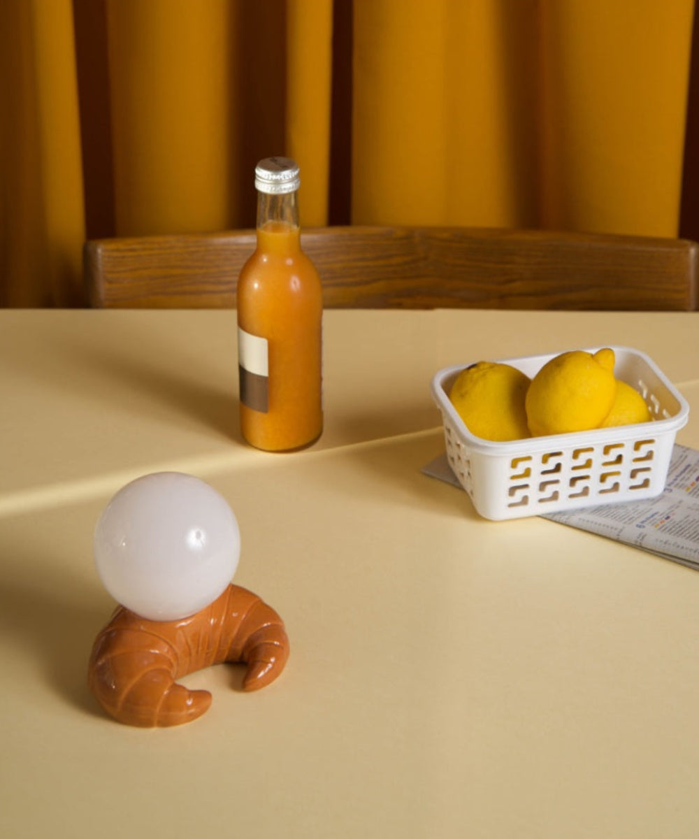 Lampe croissant allumée dans une ambiance tamisée