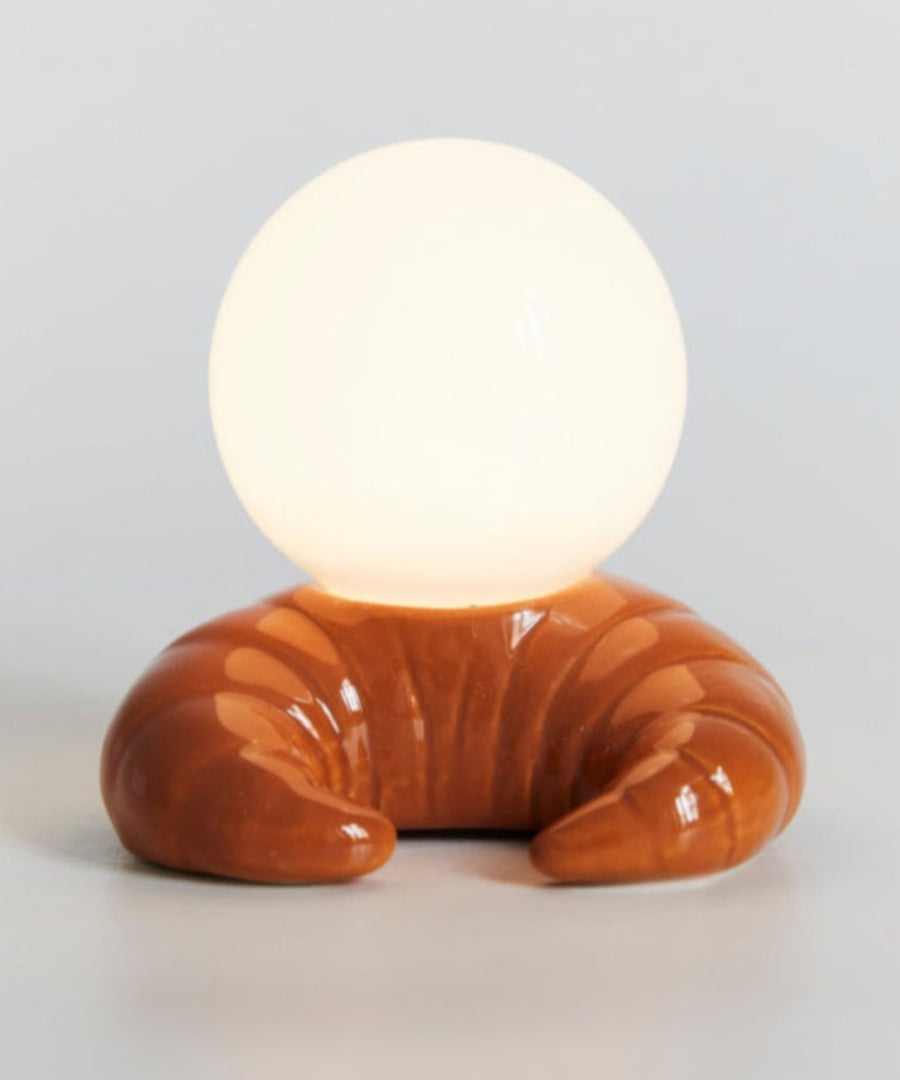 Lampe croissant vue de côté avec son globe rond