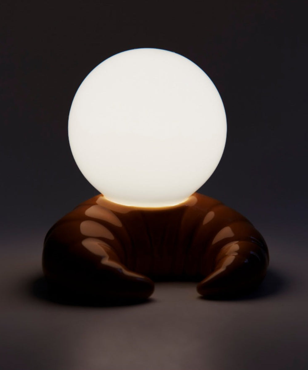 Lampe croissant mise en scène sur un meuble