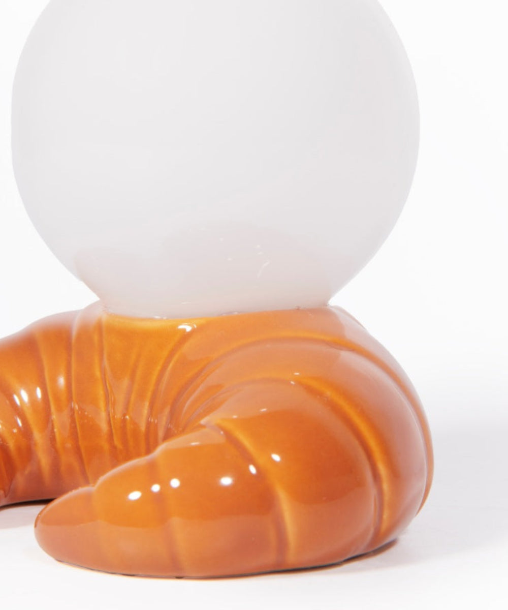 Détail du socle croissant et du globe lumineux