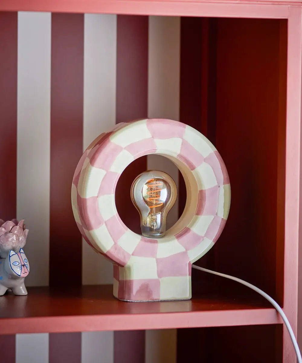 Lampe de table ronde en grès en forme d'anneau avec motif damier rose et jaune peint à la main Vialini de Bloomingville