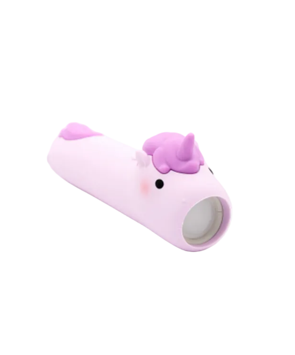 Lampe torche pour enfant en forme de licorne et de la marque Little L. Complètement rechargeable.