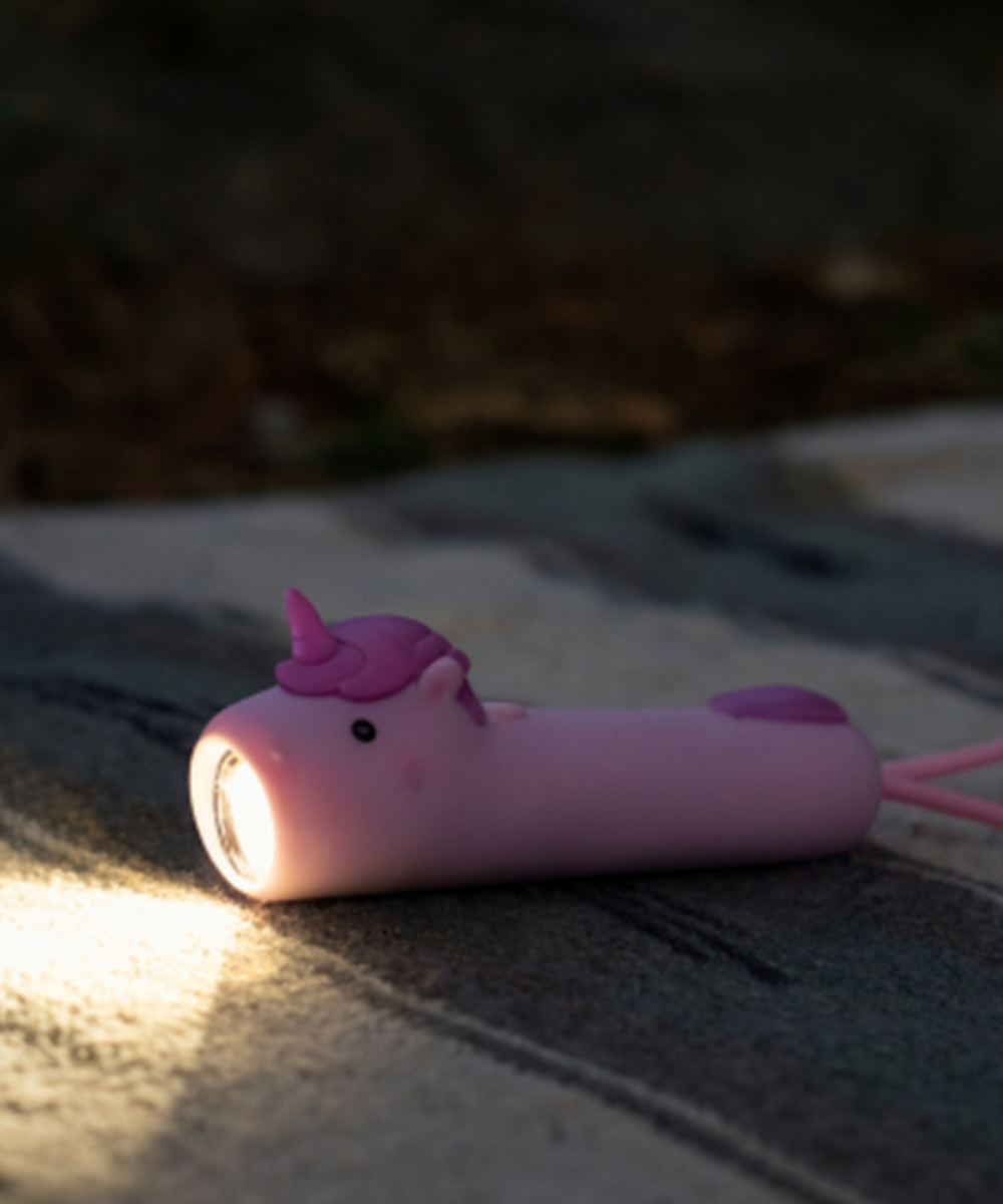 Lampe torche pour enfant en forme de licorne et de la marque Little L. Complètement rechargeable.