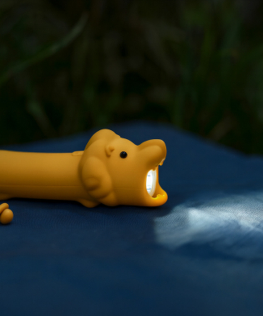Lampe torche nomade en silicone souple forme de lion Little L rechargeable usb-c.