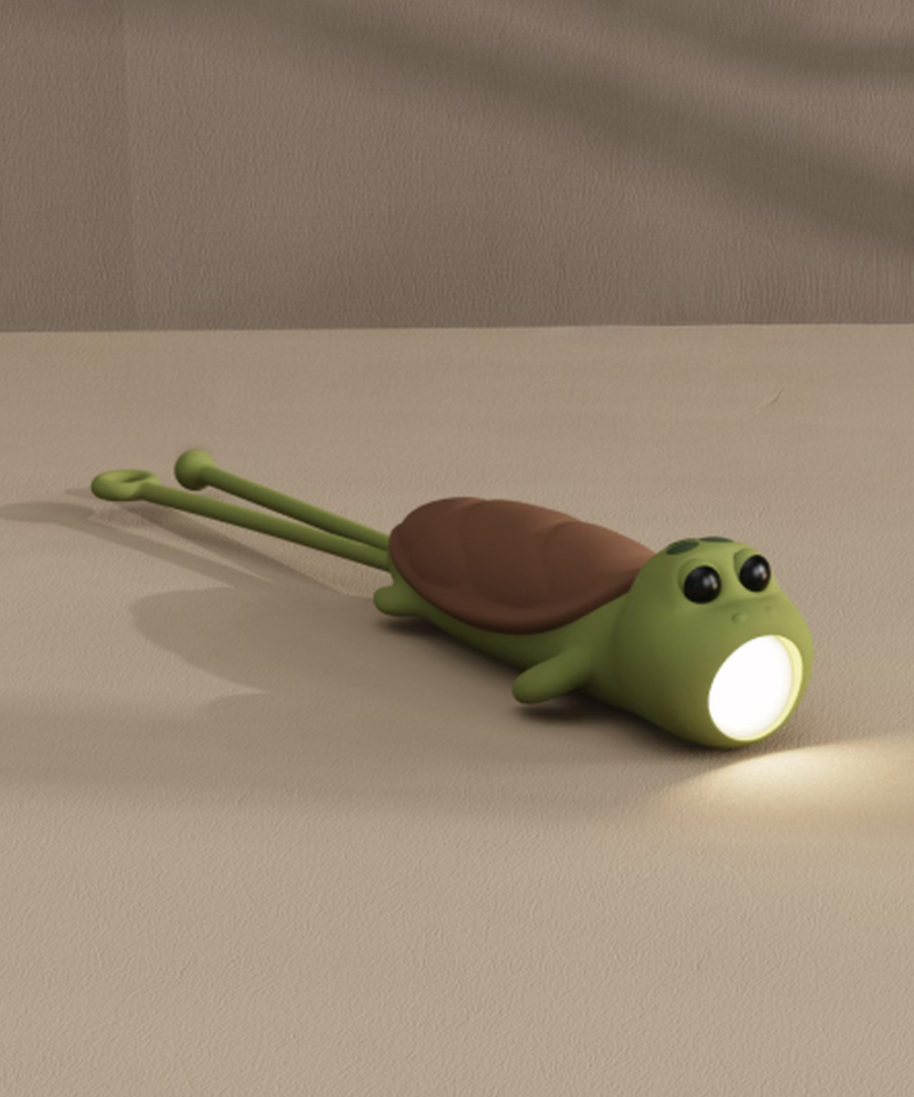 Lampe torche nomade en silicone souple en forme de tortue de la marque Little L, rechargeable usb-c