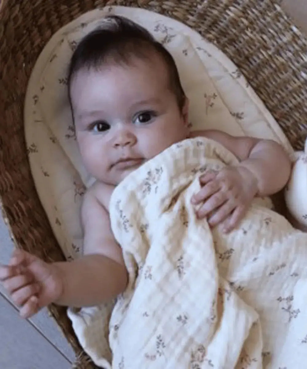 Bébé avec un lange Ashley de Cam Cam Copenhagen