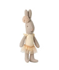 Lapine ballerine tutu crème de la marque Maileg sur un fond blanc
