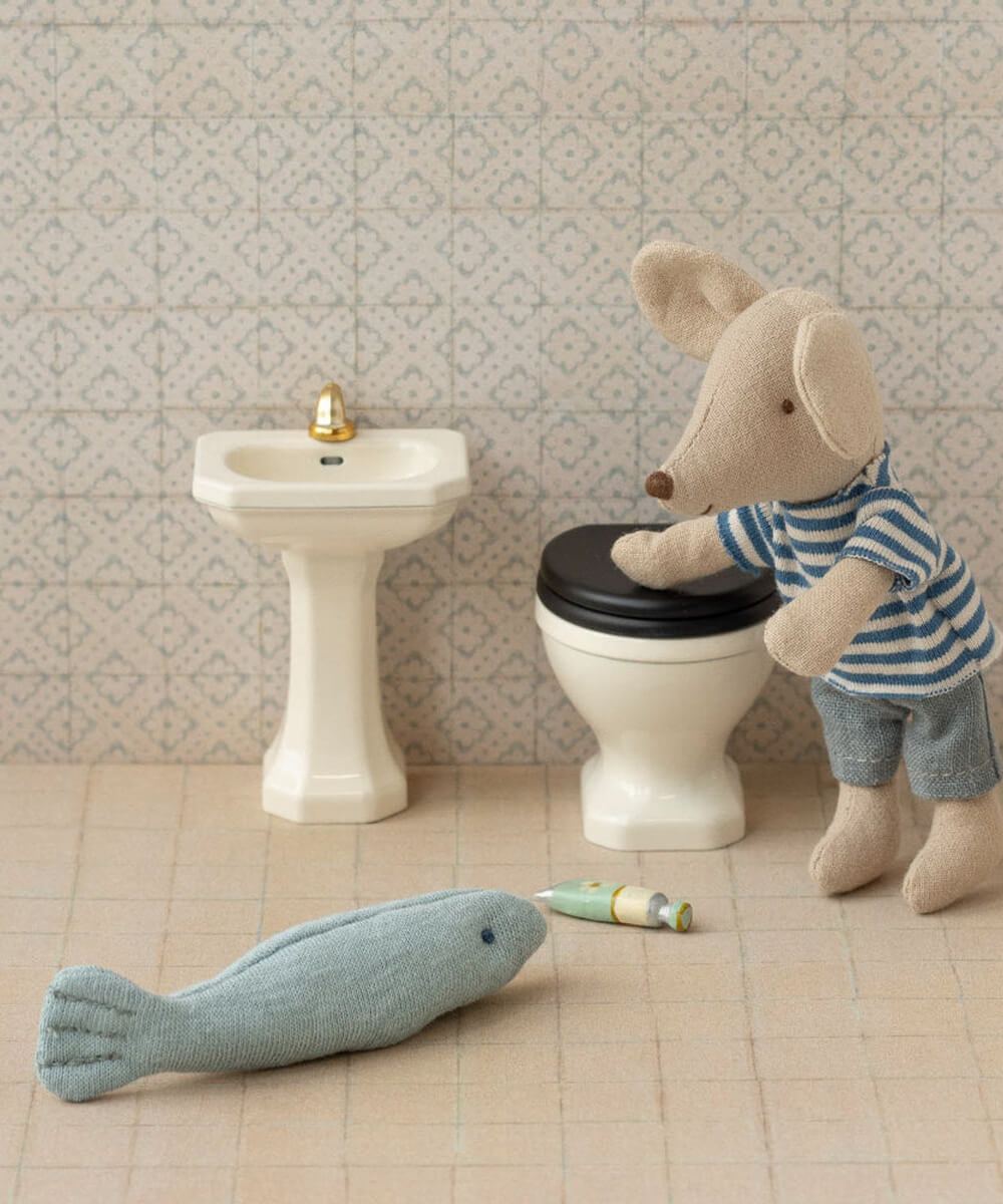 Lavabo pour Souris - Blanc Cassé de la marque Maileg, dans une scène miniature