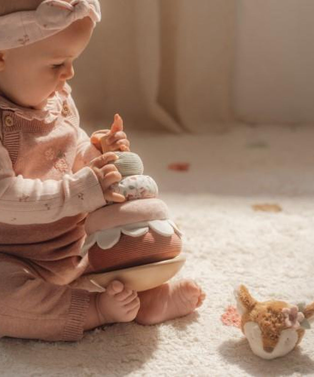 Bébé jouant avec la base oscillante de la pyramide faon Fairy Garden