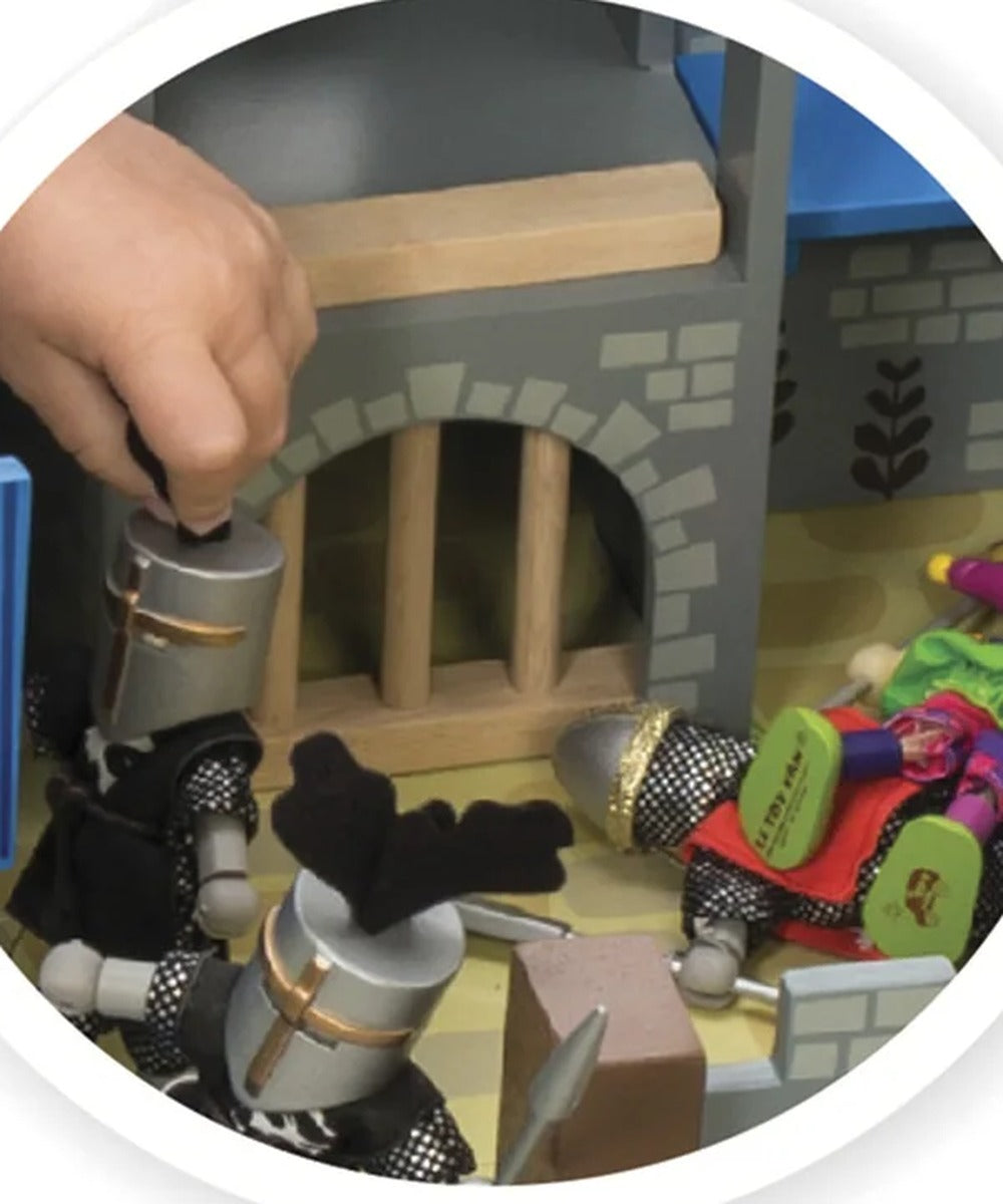 Détail de la tour-prison du château Excalibur Le Toy Van avec des figurines de démonstration