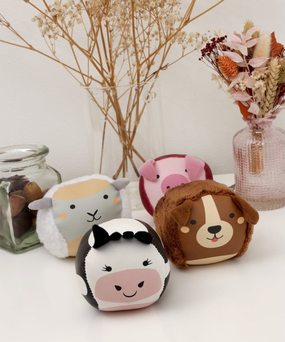 Vue d'ensemble en situation de Les Dooballs - Set de 4 balles doudous - Ferme de la marque Little Big Friends