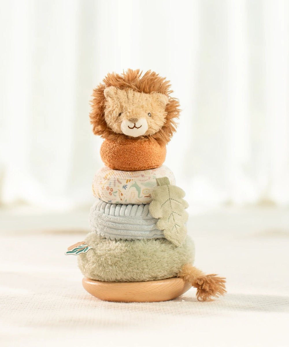 Lion à empiler Safari Friends assemblé dans une chambre d’enfant