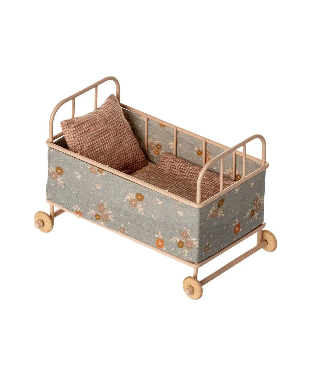 Lit Bébé Micro Maileg Rose Poudré sur fond blanc