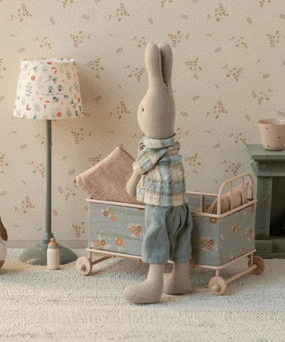 Lit Bébé Micro Maileg Rose Poudré en situation dans une maison de poupées