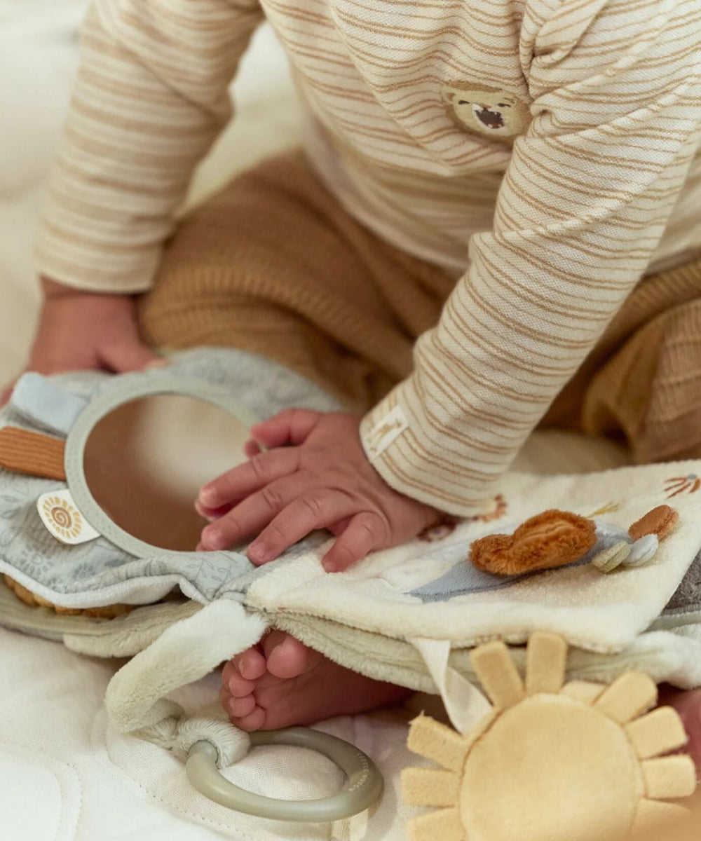 Livre d activites pour poussette en tissu safari friends little dutch.
