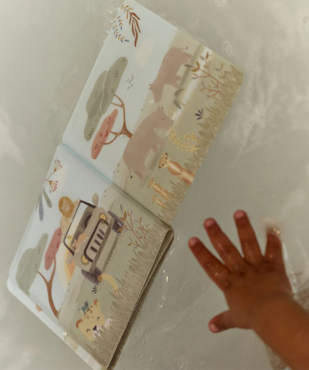 Bébé découvrant le livre de bain Safari Friends dans la baignoire