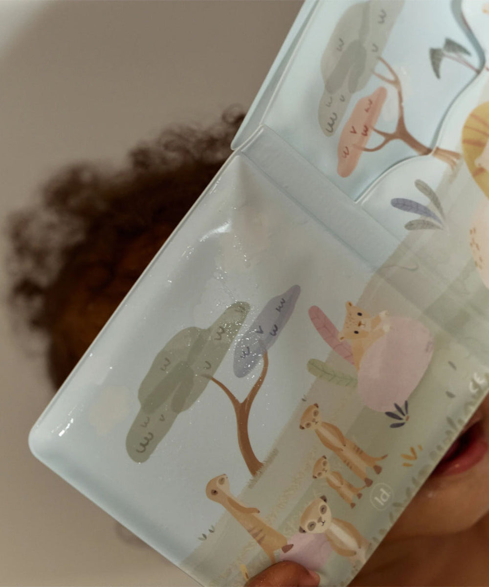 Moment de jeu avec le livre de bain Safari Friends