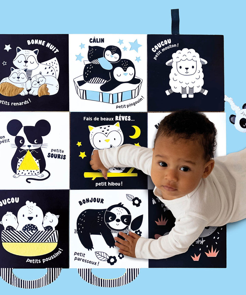 Bébé découvrant le livre d'éveil sensoriel noir et blanc à déplier de la marque Auzou