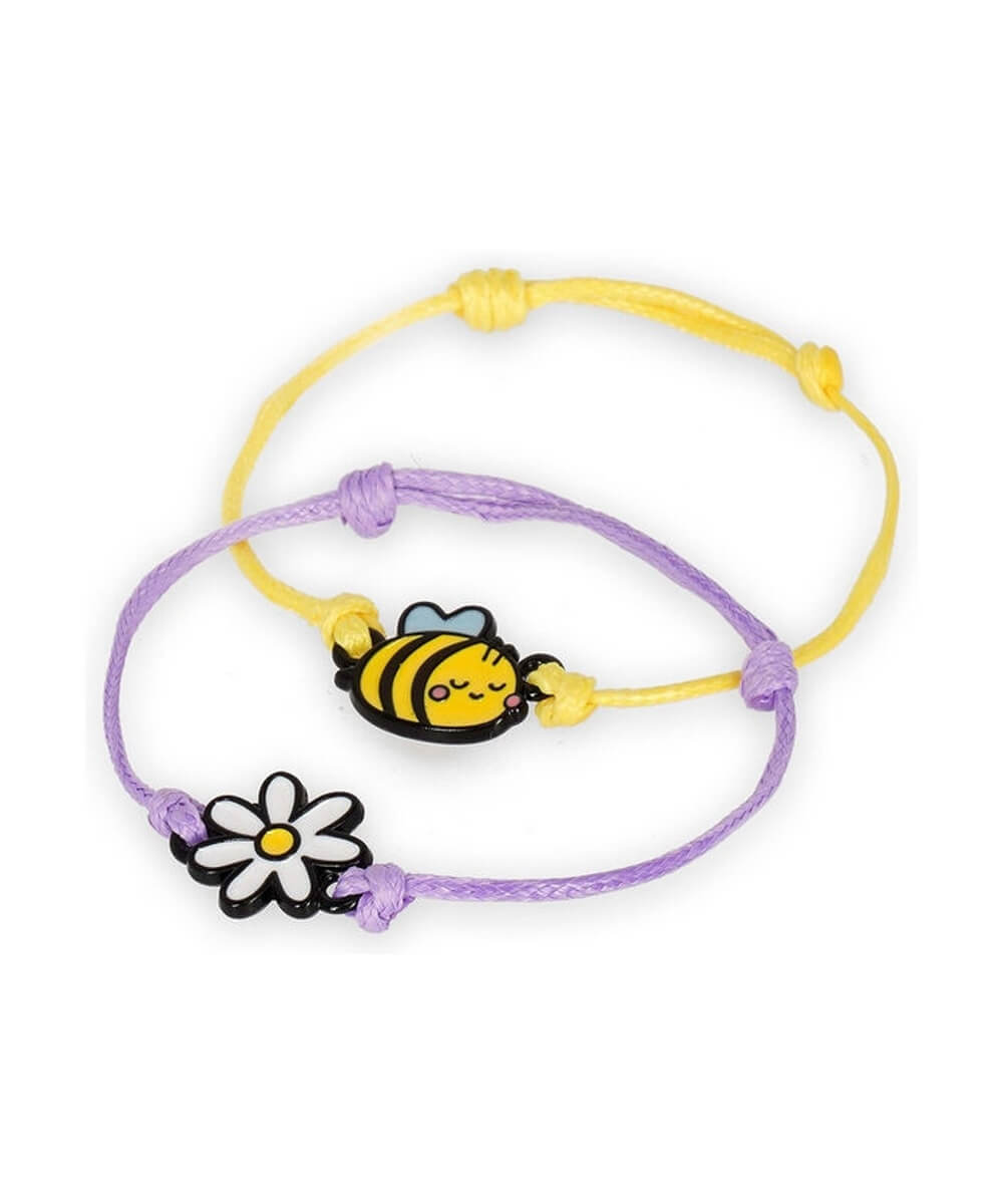 Bracelets réglables Legami Abeille avec breloques abeille et marguerite, vus en perspective sur fond blanc