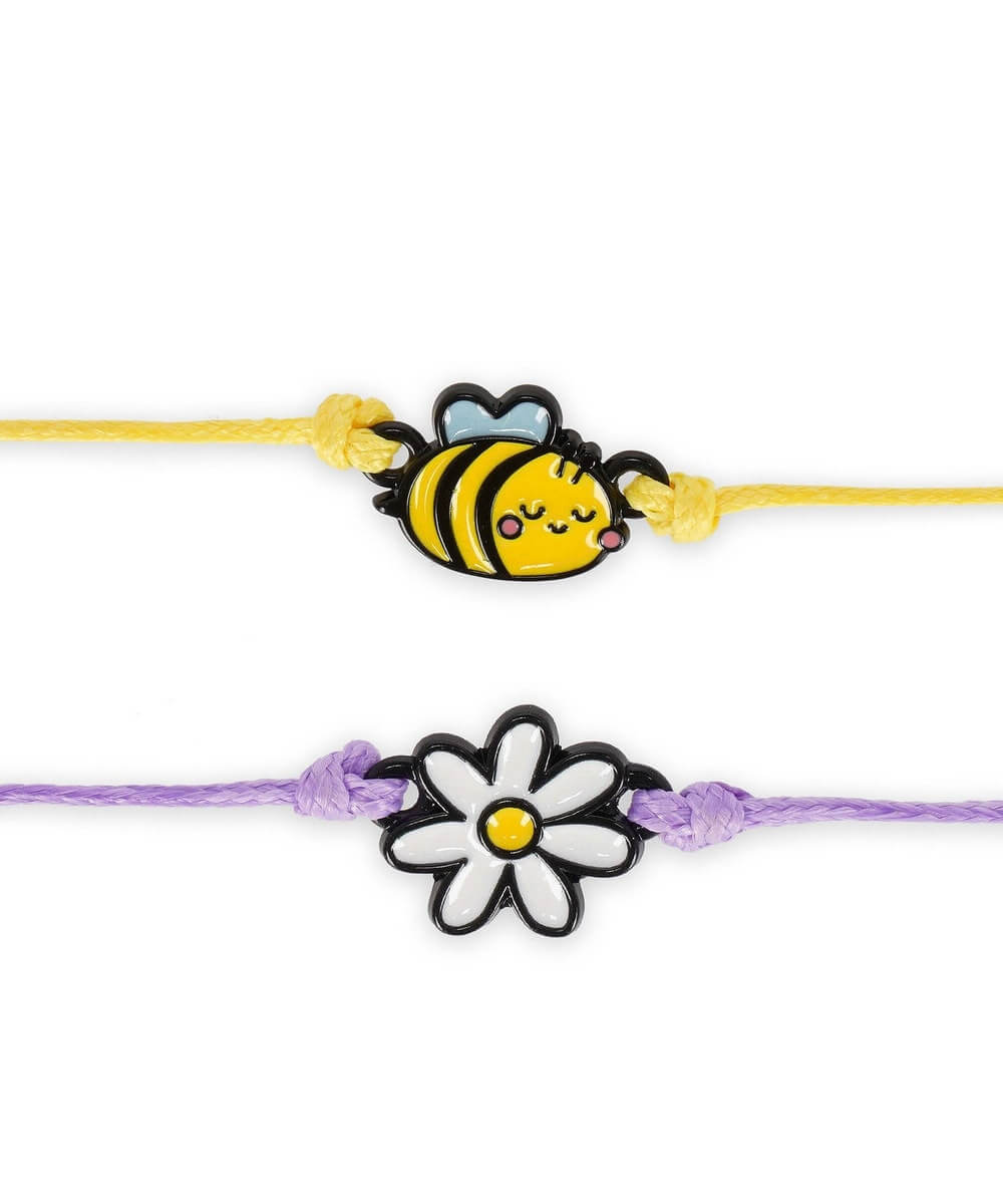 Détail des breloques abeille et marguerite et des cordons des bracelets Legami Better Together