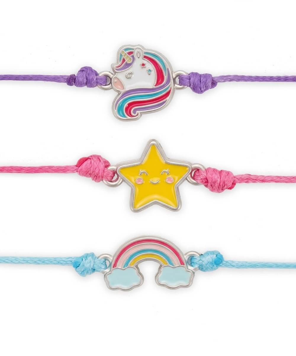 Détail des breloques licorne, étoile et arc-en-ciel et des cordons des bracelets Legami Better Together