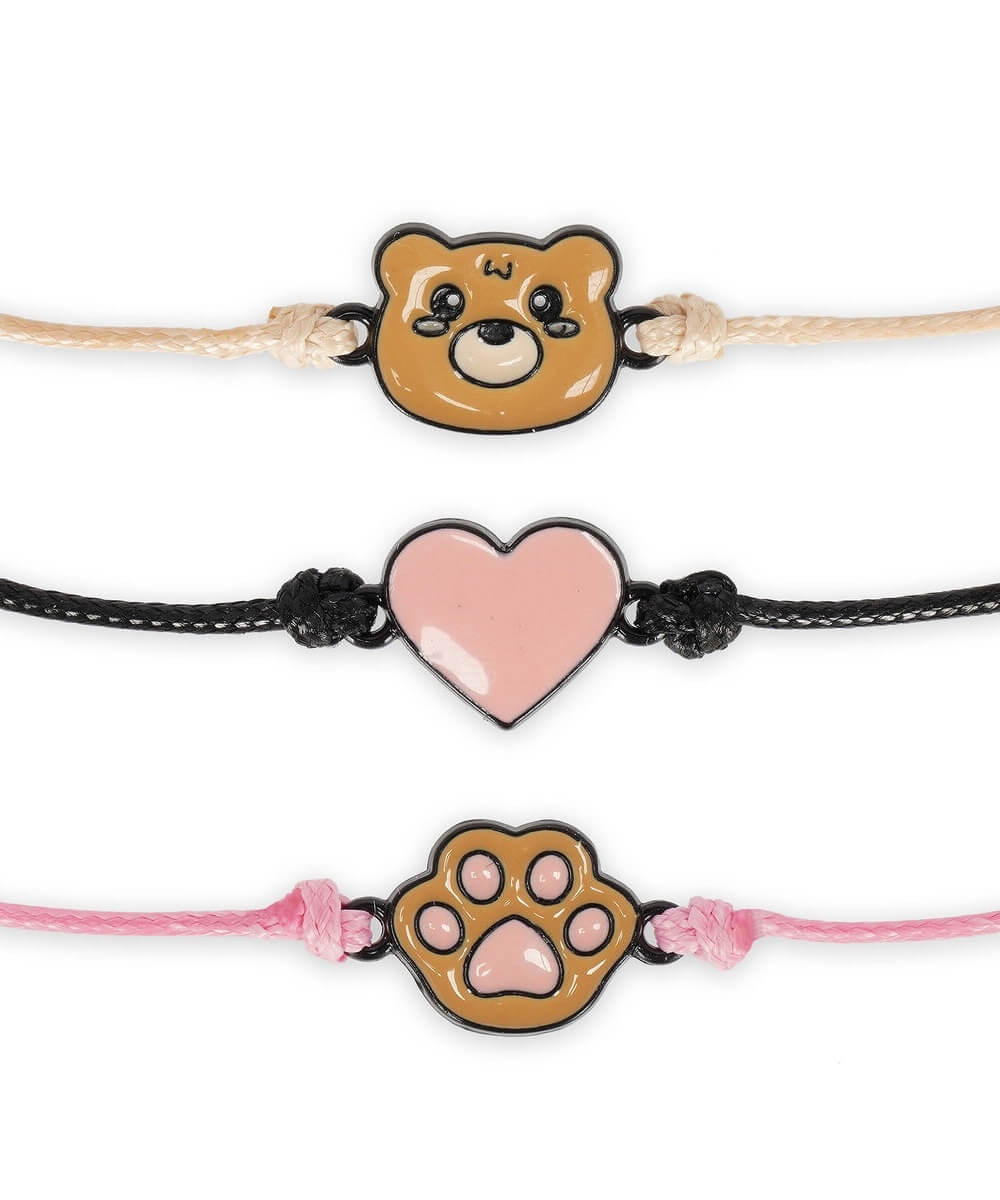Détail des breloques ourson, cœur rose et patte et des cordons des bracelets Legami Better Together
