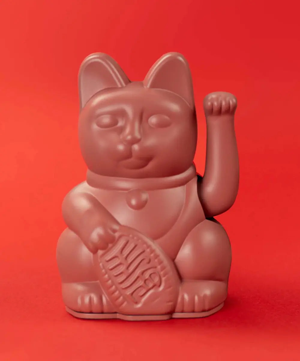 Chat porte-bonheur Maneki Neko Berry Red de la marque Donkey en situation