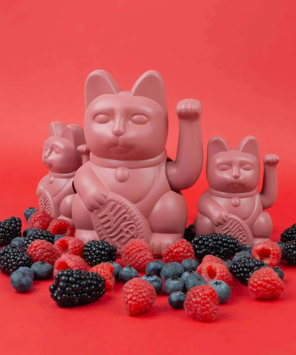 Chat porte-bonheur Maneki Neko Berry Red de la marque Donkey en situation