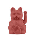 Chat porte-bonheur Maneki Neko Berry Red de la marque Donkey sur fond blanc
