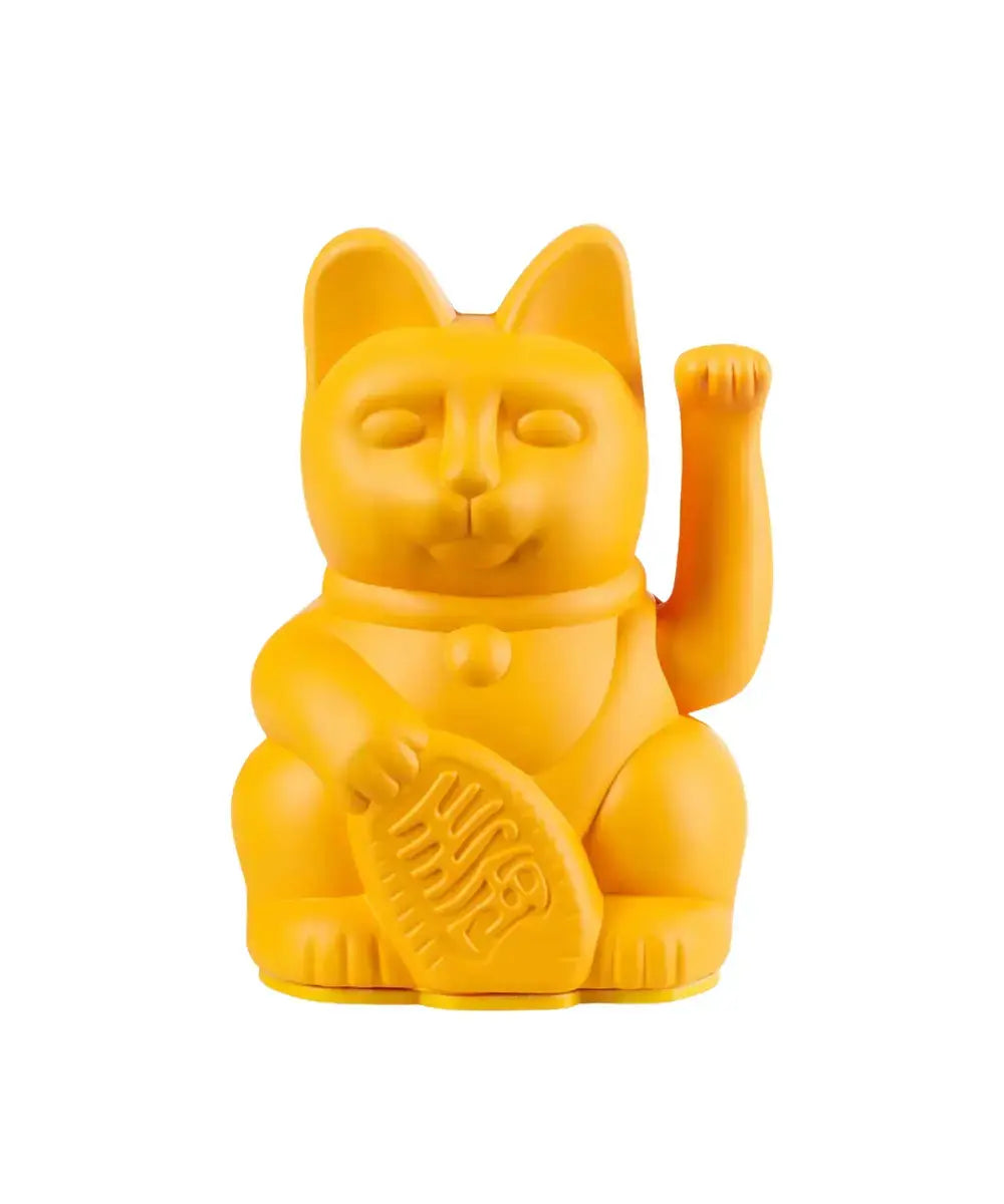 Petit chat porte-bonheur japonais Maneki Neko couleur jaune moutarde mat qui fait signe de la patte.