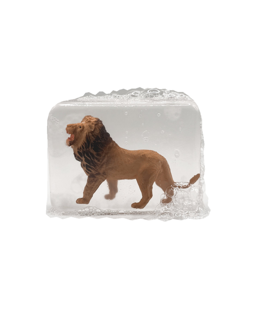 Savon Ludi Soap avec figurine lion, cadrage harmonisé sur fond blanc