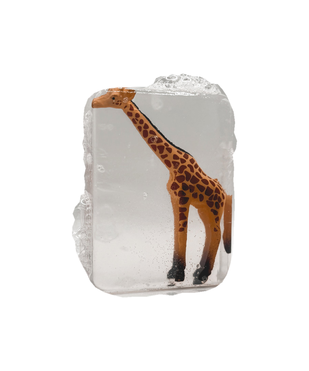 Savon Ludi Soap avec figurine girafe orange, cadrage harmonisé sur fond blanc