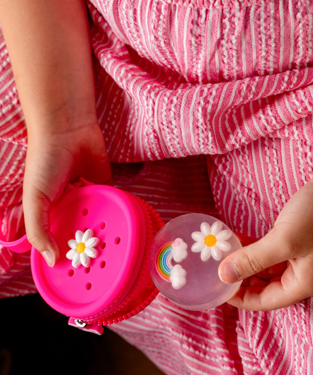Enfant avec la pochette du coffret Girly Petikids et Ludi Soap