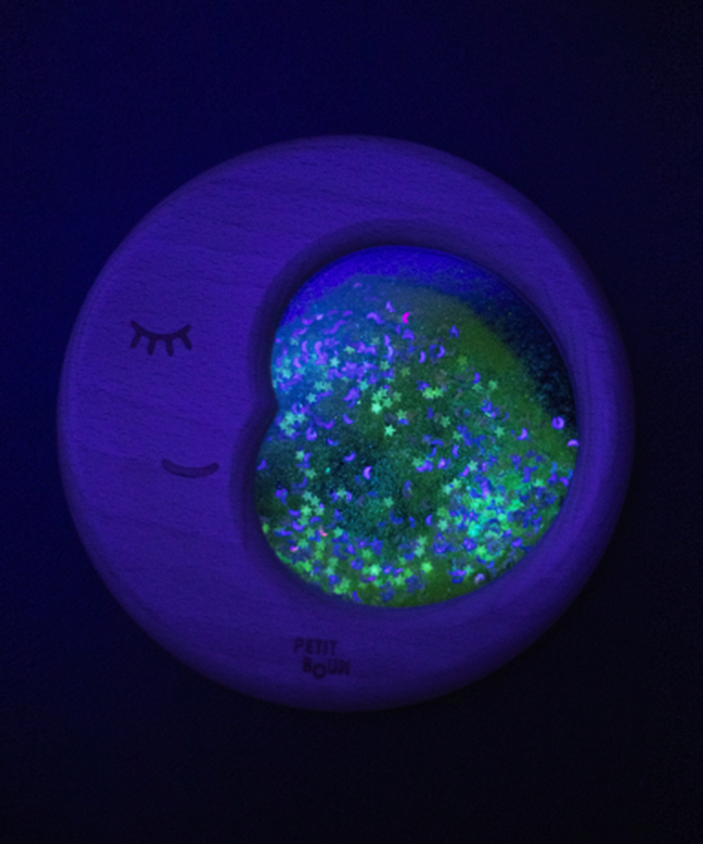 Jouet d'éveil Lune sensorielle en bois avec paillettes jaune de la marque Petit Boum.