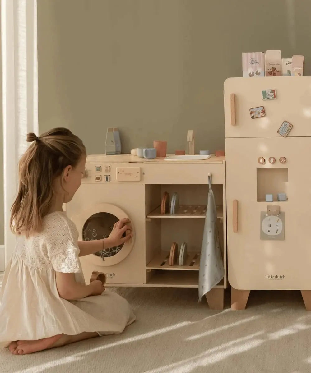Machine à laver en bois de Little Dutch dans une chambre d'enfant