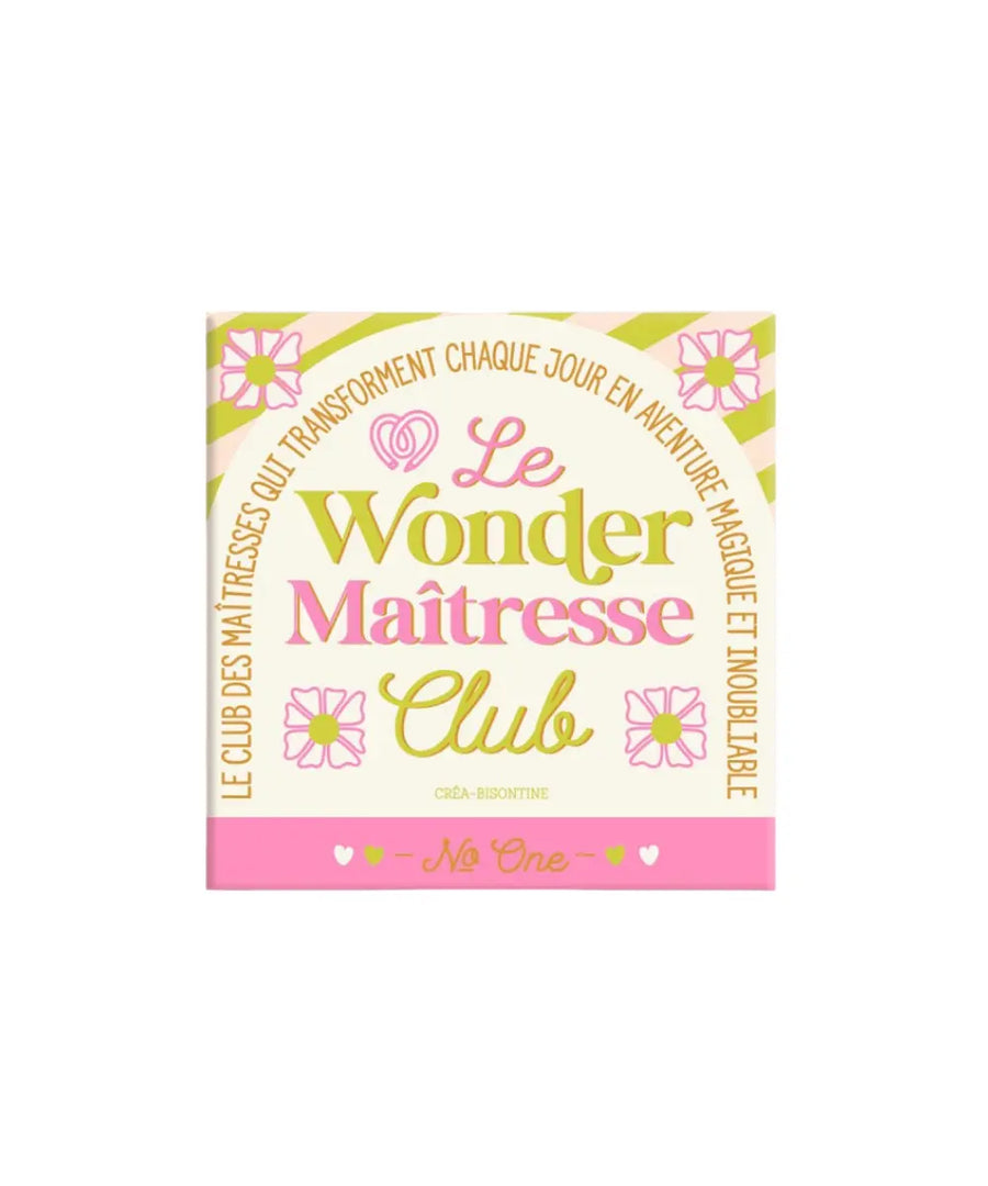 Magnet carré Wonder Maîtresse Club avec illustrations et détails dorés à l'or à chaud.