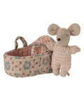 Souris Bébé dans son Couffin Rose de la marque Maileg sur fond blanc